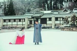  图片 　　《步步惊心》里八爷和若曦在雪地牵手漫步的经典场面，韩版改编成女主角踩着八王子的脚印前行。