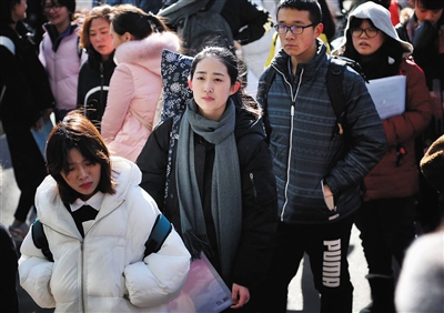 中国传媒大学考场外，这个身穿黑大衣，背着琴袋的女孩让我眼前一亮，风吹起她的碎发，就像是怀揣秘笈、即将踏入江湖的少侠。